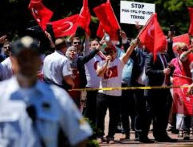 Οι ΗΠΑ καταδικάζουν τις εντάσεις έξω από την πρεσβεία της Τουρκίας